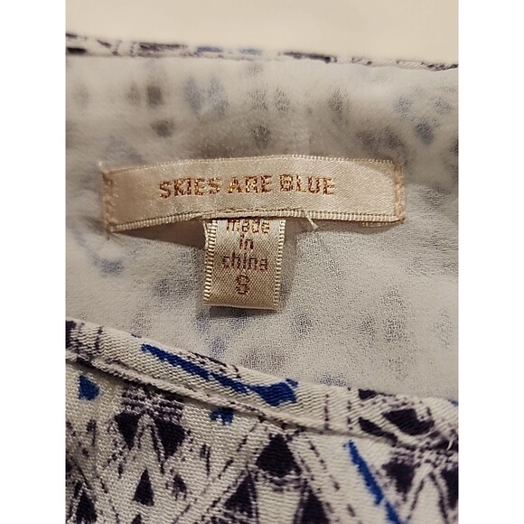 Skies are Blue Langlock Cold Shoulder Small Top White/Blue Geometric Crochet - Picture 5 of 7